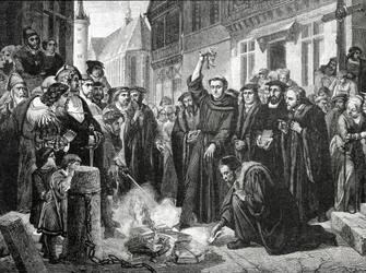 Martin Luther (1483-1546) verbrennt öffentlich die päpstliche Bulle im Jahr 1521